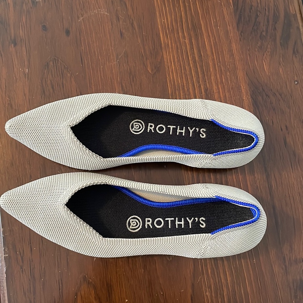 Rothys size 7 light grey flats point